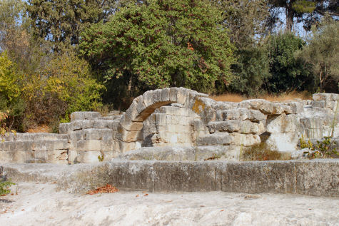 שרידי בית הכנסת העתיק בבית שערים